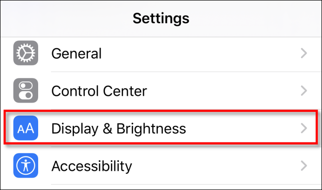 در تنظیمات آیفون روی «Display & Brightness» ضربه بزنید.