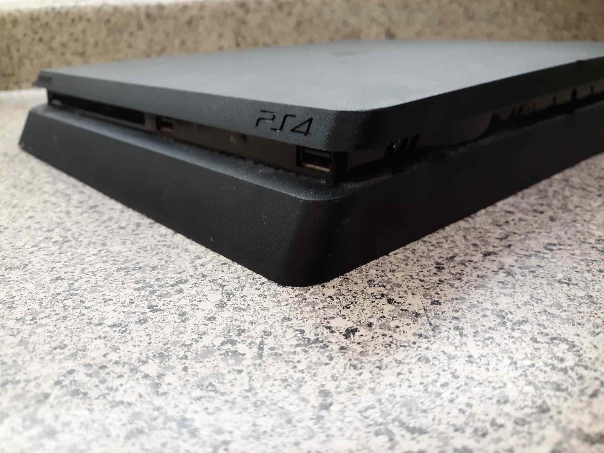 پورت USB جلوی PS4 و دریچه های کنار کنسول