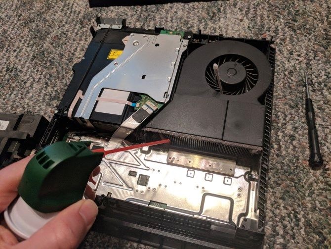 تمیز کردن PS4  با هوا