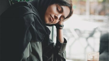 ژست عکاسی تک نفره در کافه