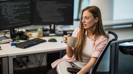 استخدام برنامه نویس